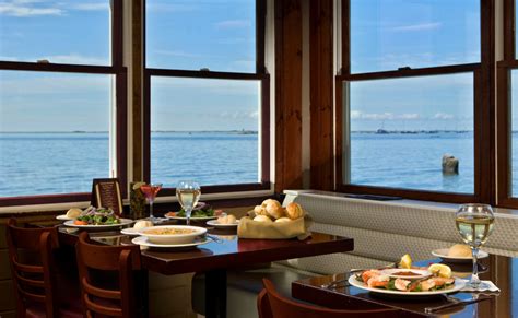 fanizzis-restaurant-by-the-sea-waterfront-dining-in image