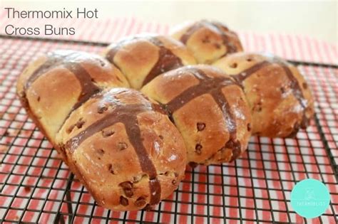 chocolate-chip-hot-cross-buns-thermobliss image