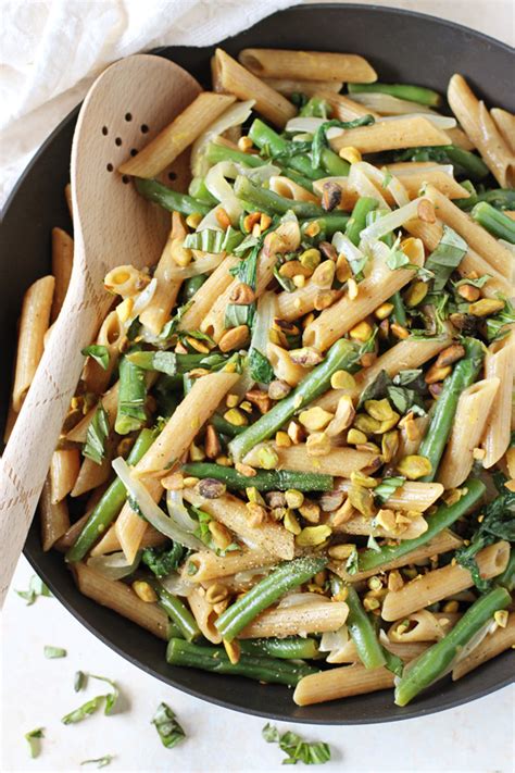 lemon-garlic-pasta-skillet-with-green-beans-cook image