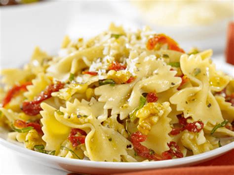 protein-farfalle-with-sun-dried-tomatoes-barilla image