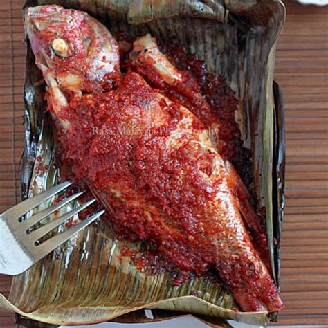 grilled-fish-with-banana-leaf-rasa-malaysia image