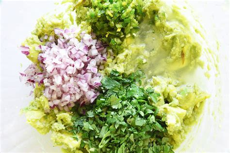 this-is-how-to-make-all-the-salsas-on-the-chipotle-menu image