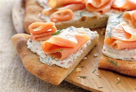 smoked-salmon-pizza-with-red-onion-recipe-leites image