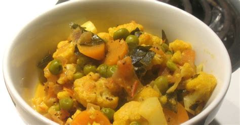 cauliflower-carrot-and-green-pea-curry-with-coconut image