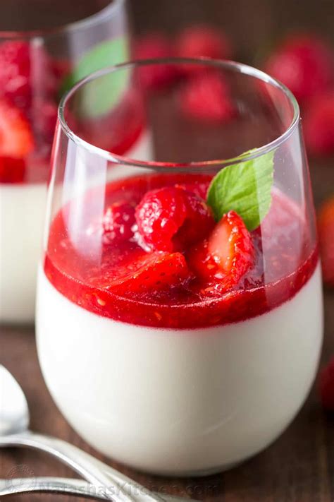 panna-cotta-with-berry-sauce-video image