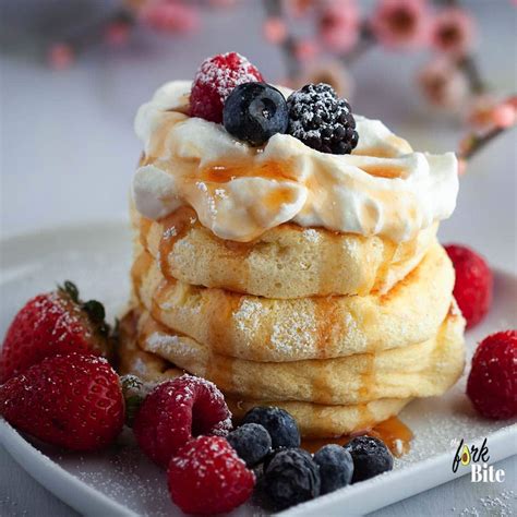 japanese-fluffy-pancakes-jiggly-pancakes-the-fork-bite image