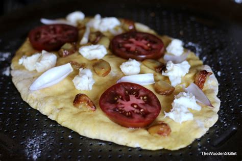 roasted-garlic-pizza-with-heirloom-tomatoes-the image
