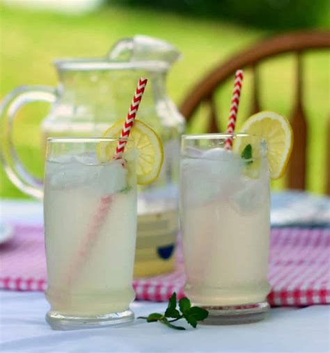 easy-homemade-lemonade-feast-and-farm image