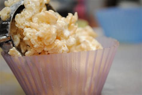 rice-krispies-treats-cake-batter-cupcakes-how-to-fill image