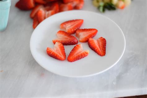 step-by-step-instructions-for-making-strawberry-hearts image