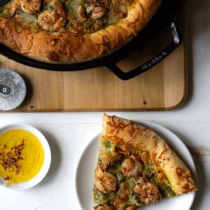 how-to-make-a-pizza-in-a-cast-iron-skillet image