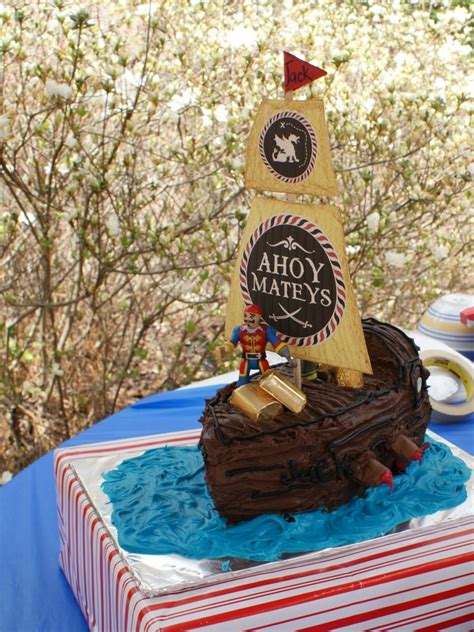how-to-make-a-pirate-ship-birthday-cake-3-little image