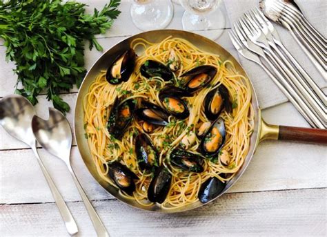 spaghetti-pasta-with-mussels-and-tomato-garlic-sauce image