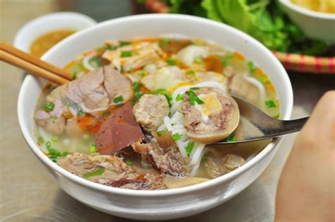 bn-b-huế-hue-beef-noodle-soup-street-food-man image