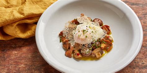 poached-egg-with-mushrooms-a-la-grecque image