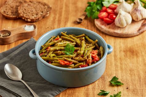 italian-green-beans-with-tomatoes-and-garlic image