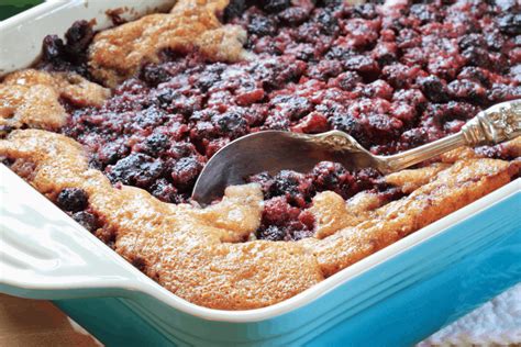sensationally-easy-recipe-blackberry-cobbler-with image