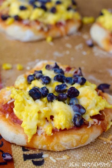 southwestern-breakfast-pizza-real-housemoms image