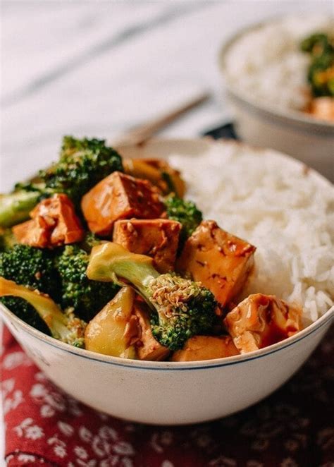 10-minute-broccoli-tofu-bowls-the-woks-of-life image