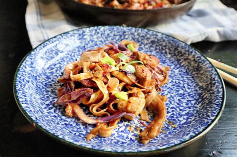 eat-this-chicken-lo-mein-with-spicy-peanut-sauce image