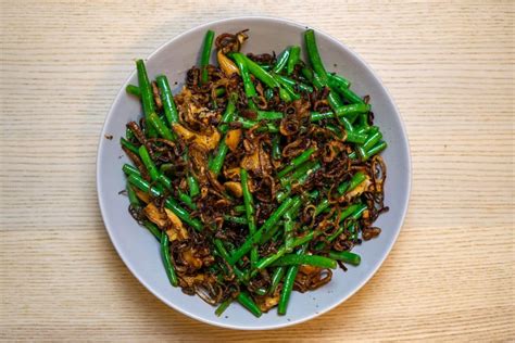 green-beans-and-mushrooms-with-crispy-shallots image