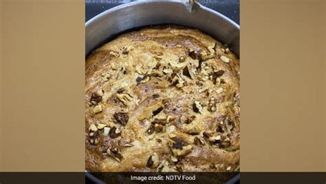 how-to-make-easy-banana-walnut-cake-with-overripe image