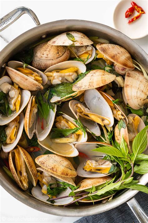 steamed-clams-with-thai-basil-and-lemongrass image