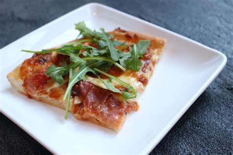 fig-prosciutto-and-arugula-pizza-mom-to-mom image