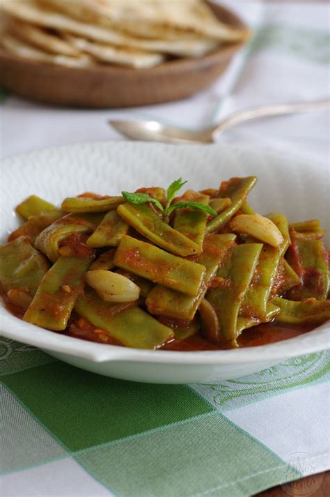 loubieh-bi-zeit-green-beans-in-olive-oil image