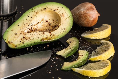 avocado-salad-with-balsamic-vinegar image