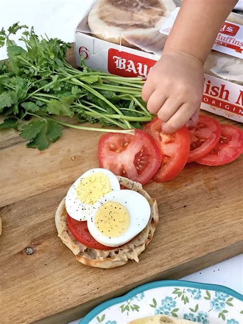 easy-tomato-egg-and-hummus-breakfast-sandwich image