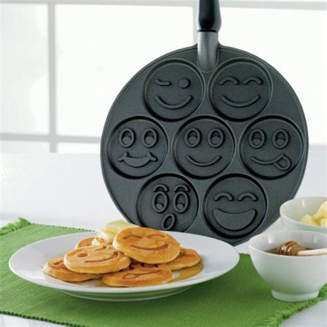 smiley-face-pancake-pan-geekalerts image