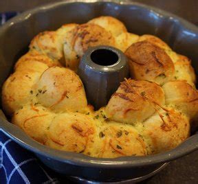 garlic-bubble-ring-recipe-recipetipscom image