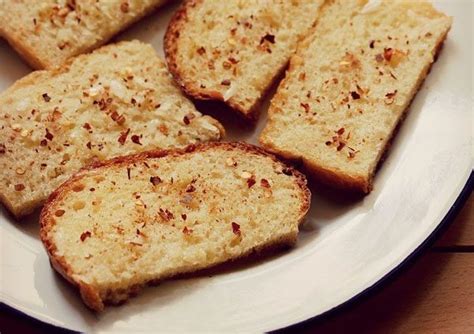 garlic-bread-toast-made-on-pan-skillet-or-tawa image