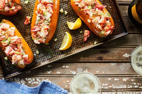 lobster-roll-with-lemon-aioli-dill-lobster-pei image