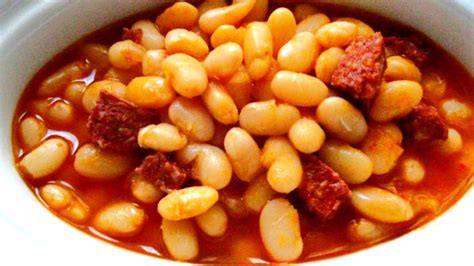 white-bean-stew-with-meat-etli-kuru-fasulye image
