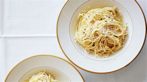 spaghettini-with-garlic-and-dried-chile-recipe-bon image