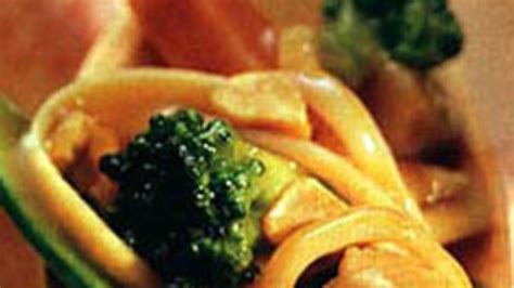 chicken-and-vegetable-lo-mein-recipe-pillsburycom image