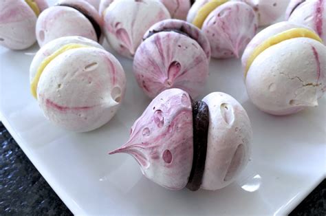 meringue-kisses-with-chocolate-filling image
