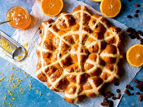 hot-cross-buns-with-marmalade-glaze-nickys-kitchen image