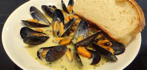 mussels-with-blue-cheese-moules-au-roquefort image