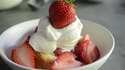 how-to-make-strawberry-shortcake-sundaes-sunsetcom image
