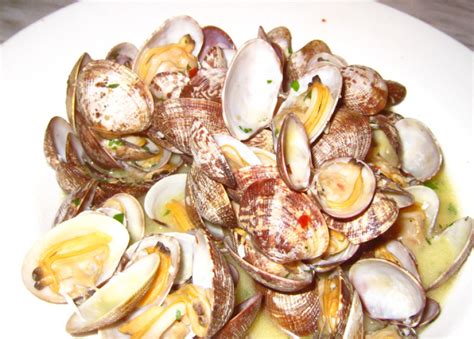 new-england-steamers-recipe-290-calories-happy-forks image