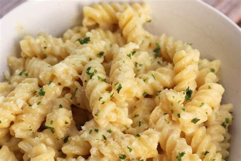 garlic-parmesan-pasta-a-creamy-pasta-sauce-that-will image