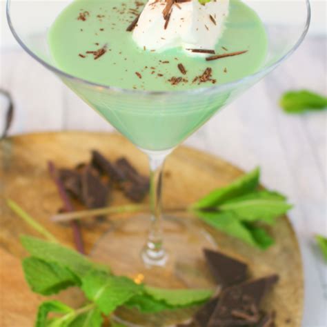 mint-chocolate-martini-the-best-mint-martini-with-just-4 image