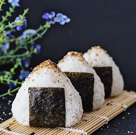 how-to-make-tuna-mayo-onigiri-japanese-rice-balls image