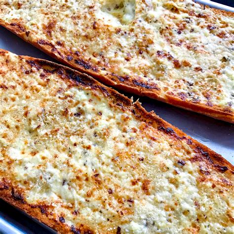 out-of-this-world-crispy-creamy-garlic-bread-the image