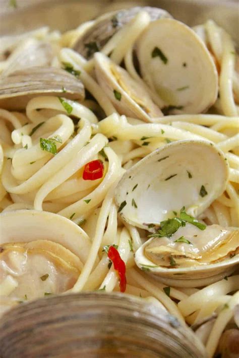 linguine-and-clams-spaghetti-alle-vongole-christinas image