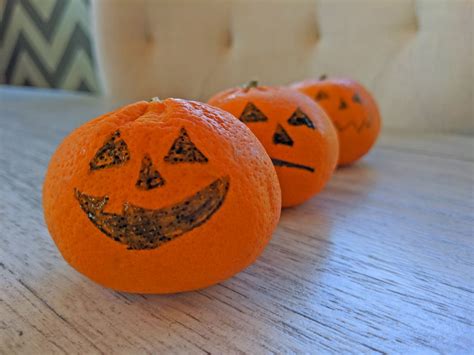 turn-your-oranges-into-jack-o-lanterns-unkrafty image