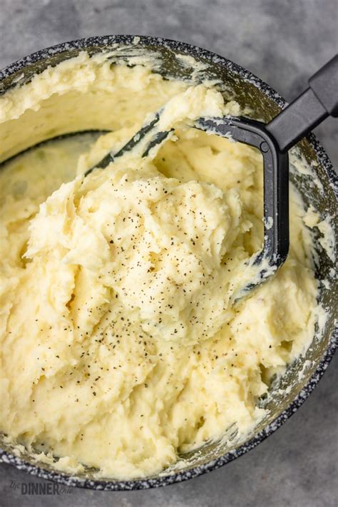creamy-garlic-mashed-potatoes-the-dinner-bite image